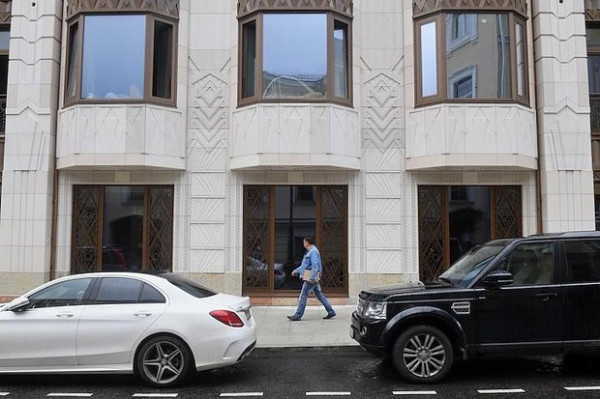 Китайцы начали скупать элитное жилье под Москвой. Правда ли, что при выборе дома они ищут защиту у черной черепахи?
